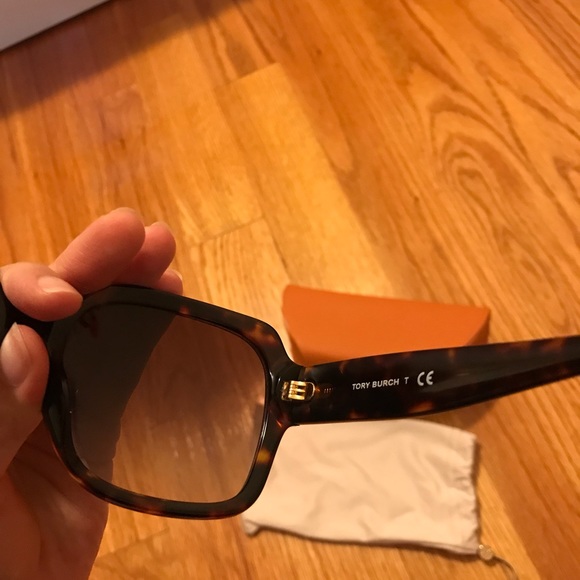 Tory Burch Oversized Tortoise Brown Sunglasses - Picture 4 of 9